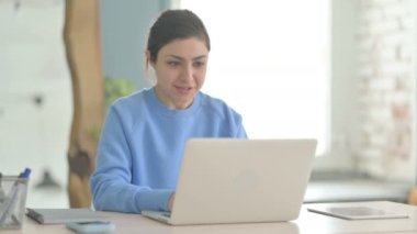 Ofiste Dizüstü bilgisayarda Online Başarı Kutlaması Yapan Hintli Kadın