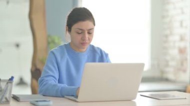Hintli Kadın Dizüstü bilgisayarını kapattıktan sonra ofisten çıkıyor