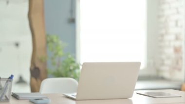 Hintli Kadın Ofise Dönüyor ve Bilgisayarı Açıyor