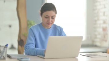 Dizüstü bilgisayarda çalışan Hintli Kadın Başparmağını kaldırdı