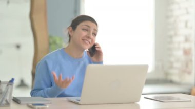 İş yerindeki Hintli Kadın Öfkeyle Konuşuyor
