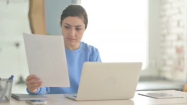 Kağıt işlerini yaparken Başarı Kutlaması yapan Hintli Kadın