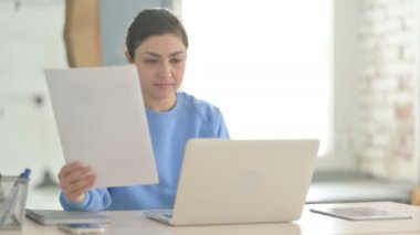 Kağıt işleri yaparken Hintli Kadın Üzgünmüş