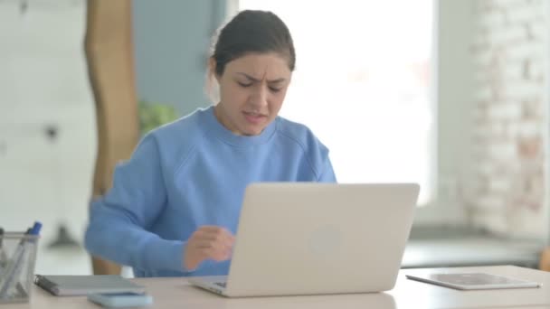 Mujer India Que Tiene Dolor Espalda Mientras Usa Ordenador Portátil — Vídeos de Stock