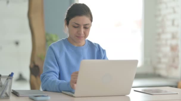 Mulher Indiana Tendo Dor Pulso Usar Laptop — Vídeo de Stock