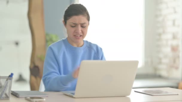 Ontevreden Indiase Vrouw Werkt Laptop Woede — Stockvideo