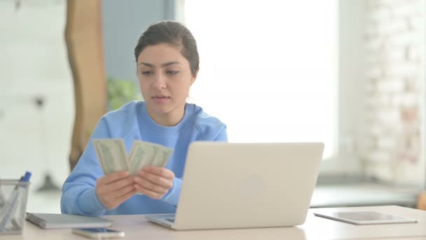 Mulher Indiana Contando Dólar Enquanto Trabalhava Laptop — Vídeo de Stock