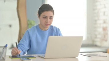 Dizüstü bilgisayarda Grafik Tableti ile çalışan Hint Tasarımcı