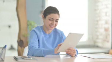 İş için Dijital Tablet kullanan Hintli Kadın