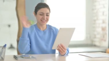 Hintli Kadın 'ın Tablet' te Çevrimiçi Video Sohbeti