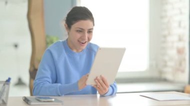 Dijital Tablet 'te Hintli Kadın Tezahürat Yapıyor