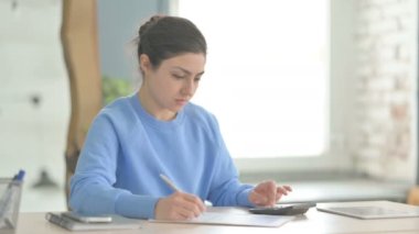 Belgeler Üzerinde Çalışan Hintli Kadın, Veri Hesaplanıyor