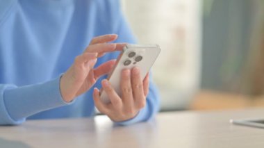 Tablet 'te İnternet Tarayan Hintli Kadın' ın Kapanışı