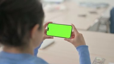 Yeşil Ekranlı Hintli Kadın Akıllı Telefon İzliyor