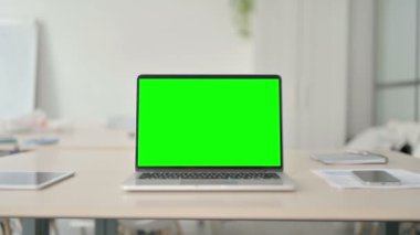 Ofisteki Masada Yeşil Ekranlı Laptop