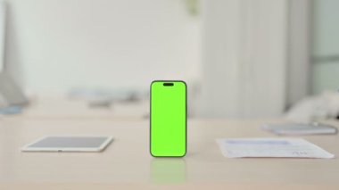 Ofisteki Masada Yeşil Ekranlı Akıllı Telefon