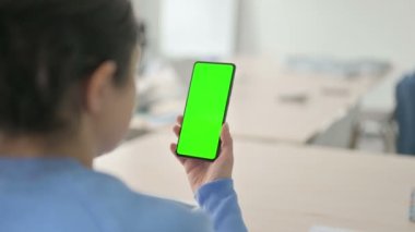 Yeşil Ekran Akıllı Telefonu Kullanan Hintli Kadın