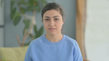 Ciddi Hintli Kadın Portresi Kameraya Bakıyor