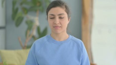 Başparmakları İndiren Hintli Kadın Portresi