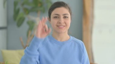 Tamam İşareti gösteren Hintli Kadın Portresi