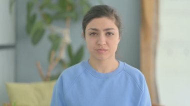 Reddedilen Hoşnutsuz Hintli Kadın Portresi