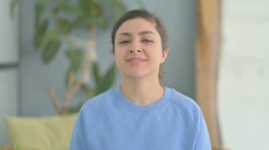 Onaylanan Kafasını Sallayan Hintli Kadın Portresi