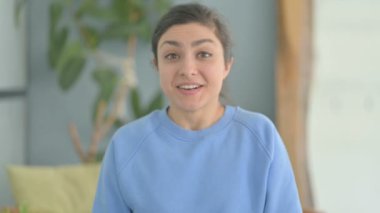 Heyecanlı Hintli Kadın Başarı Kutlaması, Mutlu Hissetme