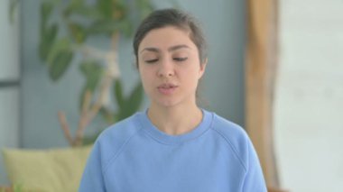 Dudakları Parmaklı Hintli Kadın Sessizlik İstiyor