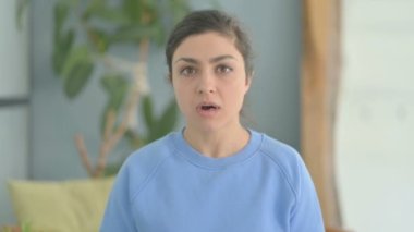 Finansal Kayıplara Tepki Veren Hintli Kadın
