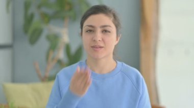 Uçan Öpücüklü Hintli Kadın Portresi