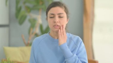 Diş Ağrısı çeken Hintli Kadın portresi