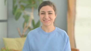 Çevrimiçi Görüntü Arayan Kendinden emin Hintli Kadın