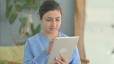 Dijital Tablet 'te İnternet Taraması yapan Hintli Kadın