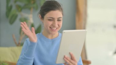 Tablet 'te Online Video Sohbeti yapan Hintli Kadın