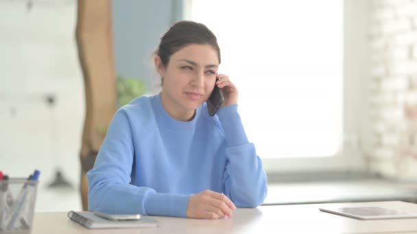 オフィスで電話で話すインド人女性 — ストック動画