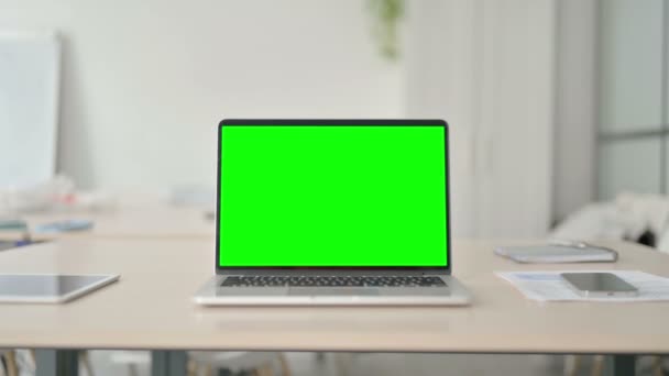 Laptop Πράσινη Οθόνη Στο Γραφείο Στο Γραφείο — Αρχείο Βίντεο