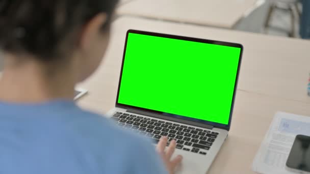 Mulher Indiana Trabalhando Laptop Com Tela Chroma Verde — Vídeo de Stock