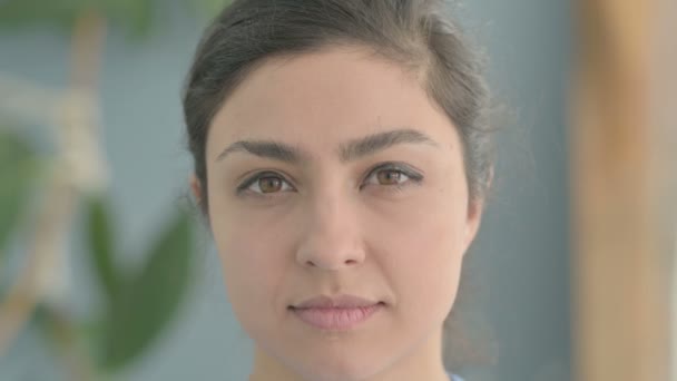 Крупним Планом Серйозна Індійська Жінка Обличчя — стокове відео