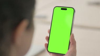 Yeşil Krom Ekran Telefonlu Kadının Kapanışı