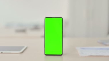 Masasında Yeşil Ekran olan akıllı telefon, Chroma Key