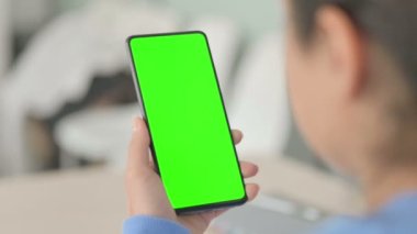 Kroma Anahtar Ekranlı Akıllı Telefonu kullanarak Kadının Kapat