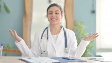 Klinikte Genç Hintli Doktor Konuşuyor