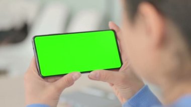 Krom Anahtar Ekranlı Akıllı Telefonu Tutan Kadının Kapanışı