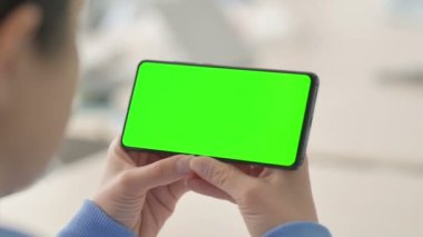 Yeşil Ekran Akıllı Telefonu İzleyen Kadının Kapanışı