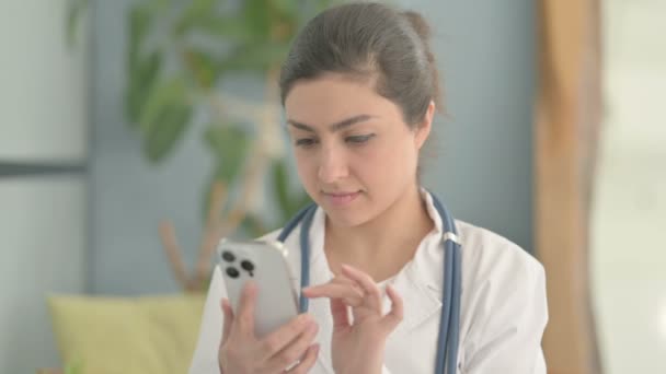 スマートフォンを用いた若いインド人医師の肖像 — ストック動画