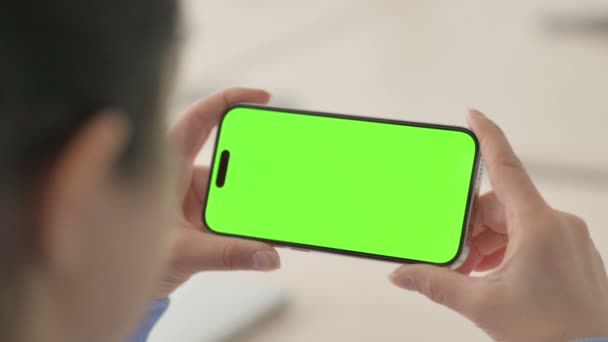 Nahaufnahme Einer Frau Die Smartphone Mit Grünem Bildschirm Beobachtet — Stockvideo