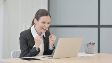Ofiste Dizüstü bilgisayarda Online Başarı Kutlaması İşkadını