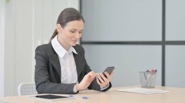 İş kadını Ofisteki Akıllı Telefon 'da İnternet Taraması
