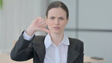 İşkadını portresi Başparmakları Aşağı Gösteriyor