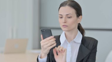 İş kadını internet taraması için akıllı telefon kullanıyor